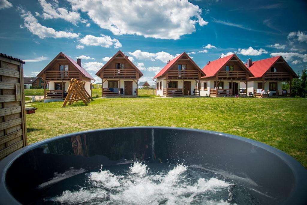 Kalinowy Sad Domki Z Jacuzzi I Sauna Mikołajki المظهر الخارجي الصورة